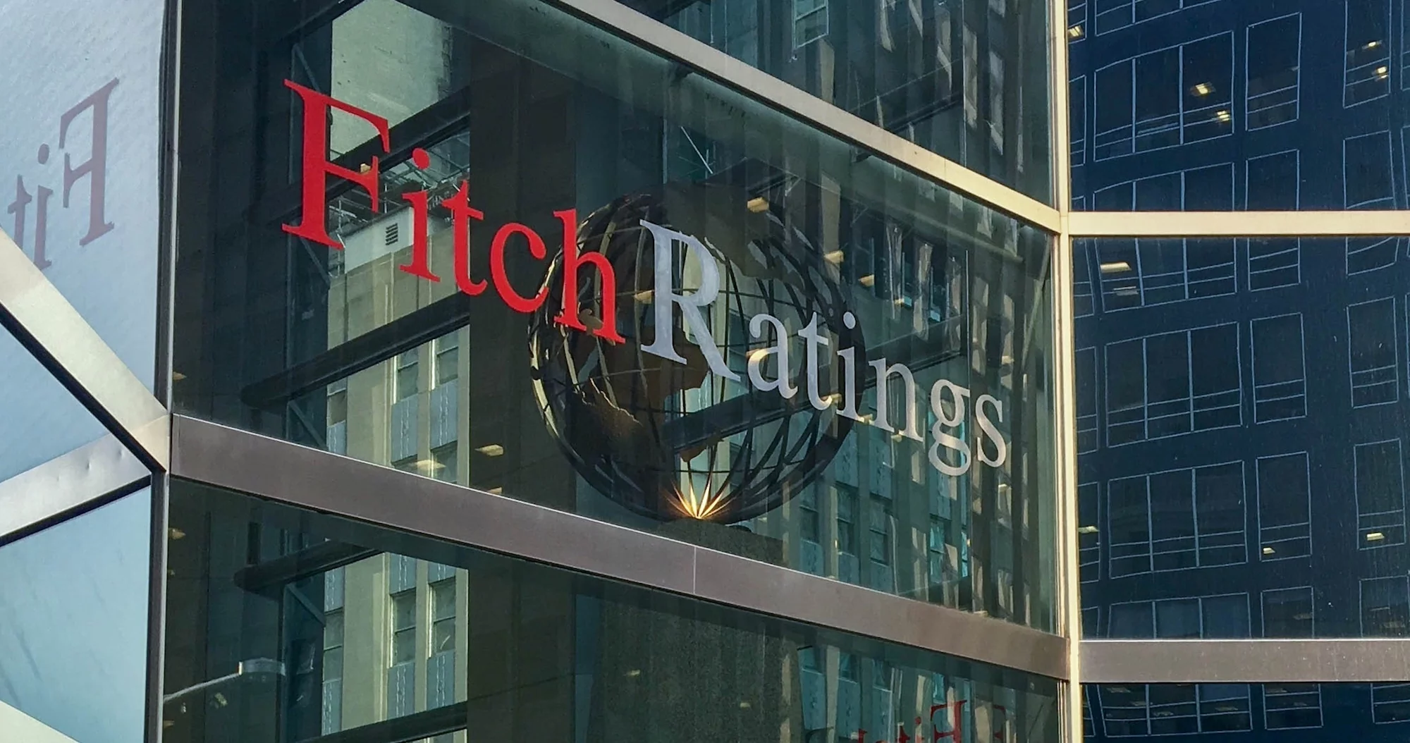 Agentura Fitch snížila rating USA “katastrofa v oblasti řízení, špatné fiskální hospodaření” kvůli dluhu a válečným výdajům