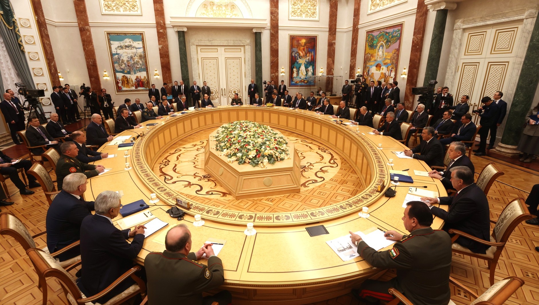 Zasedání Rady kolektivní bezpečnosti Organizace smlouvy o kolektivní bezpečnosti  (CSTO) s Lukašenkem a Putinem, hovořícím mimo jiné i o operaci Mercenary