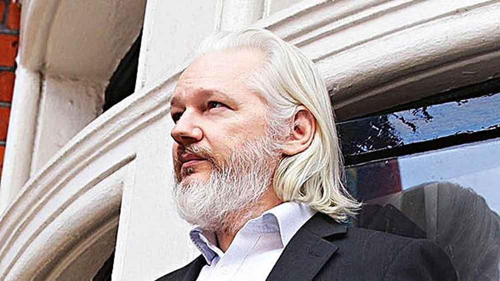 Julian Paul Assange je australský vydavatel, internetový aktivista a politický vězeň. Je znám jako mluvčí, hlavní redaktor a spoluzakladatel WikiLeaks – internetového serveru, který za posledních několik let zveřejnil množství utajovaných dokumentů o zločinech americké vládní administrativy a amerických válečných zločinech.